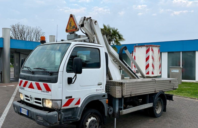 Nissan cabstar cestello 10mt 2004