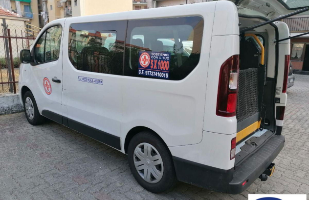 Renault trafic 9 posti con sollevatore 2015
