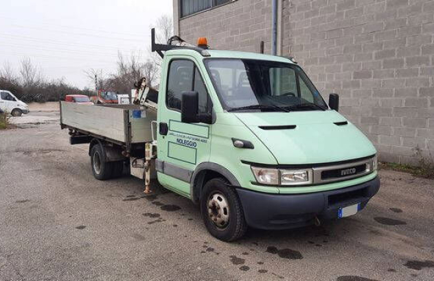 Iveco 35 a veicolo con gru 2005