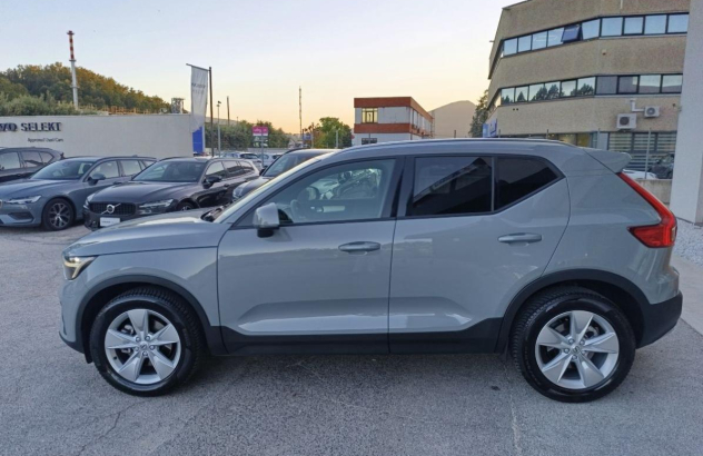 VOLVO XC40   2025