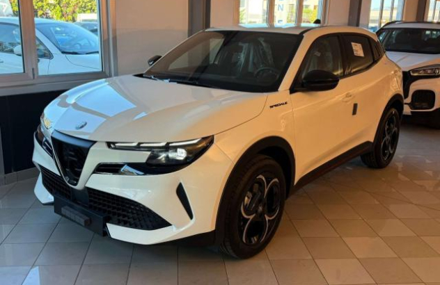 ALFA ROMEO Junior  Elettrica-Benzina 2025