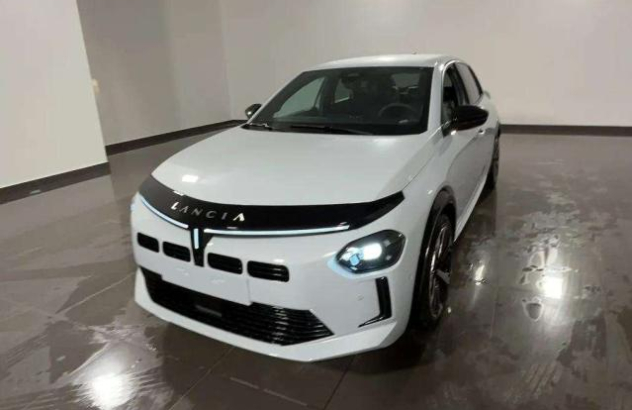 LANCIA Ypsilon  Elettrica-Benzina 2025