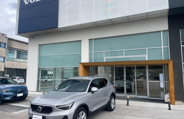 VOLVO XC40 B3 automatico Core Elettrica-Benzina 2025