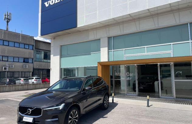 VOLVO XC60 B4 automatico Core Elettrica-Benzina 2022