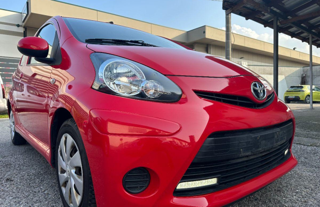 TOYOTA Yaris 1.0 5 porte Lounge Benzina 2012