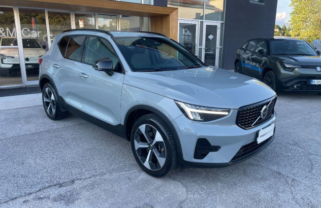 VOLVO XC40 B3 automatico Plus Dark Elettrica-Benzina 2024