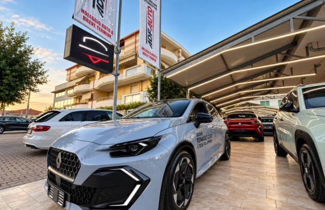 RENAULT Clio  Elettrica-Benzina 2025