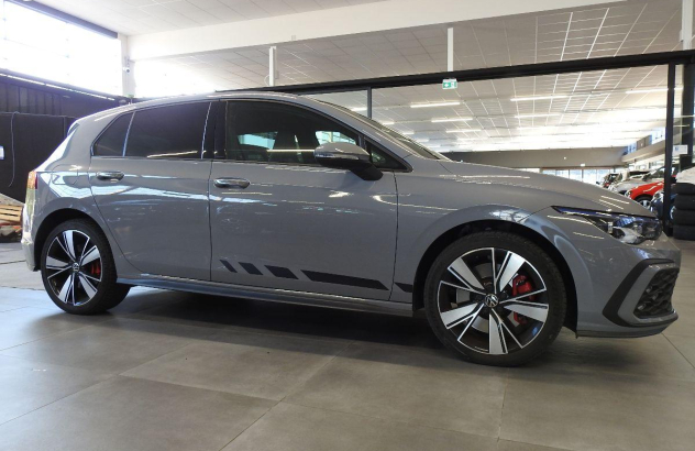 VOLKSWAGEN Golf   2021