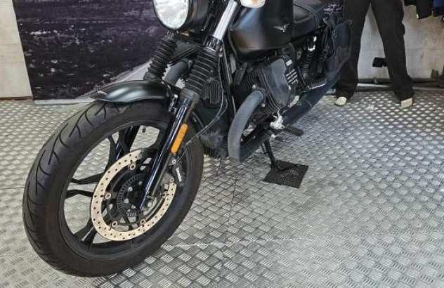 Moto Guzzi V7   2020